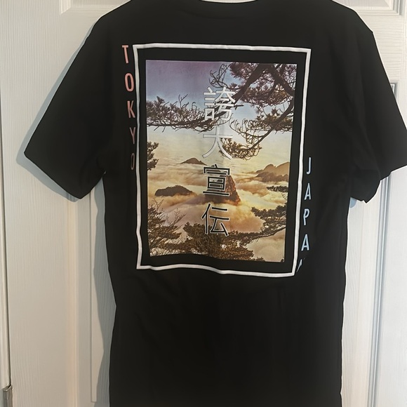 East west tee - Picture 2 of 2